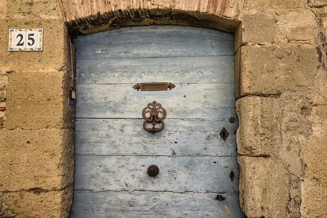 house-door-lock-home-security-home-lock-640x480-40093129.jpeg