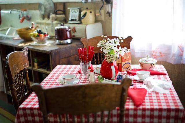 Optimizing Space: Kitchen Layout Integration for Efficient Dining Areas