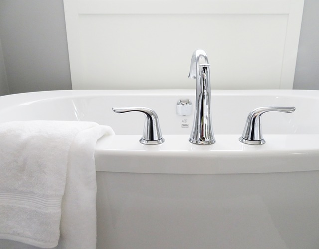bathroom-bathroom-countertop-640x480-65156984.jpeg
