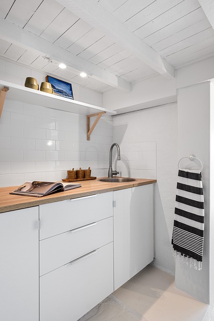 bathroom-floor-bathroom-640x480-78937118.jpeg