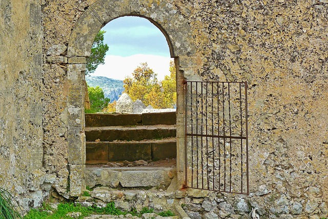metal-door-metal-gate-metal-windows-meta-640x480-82913446.jpeg