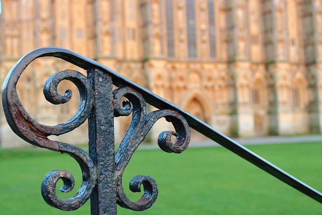 Custom Metal Railings: Unlocking Unique Balcony Designs with Curved & Angled Elegance