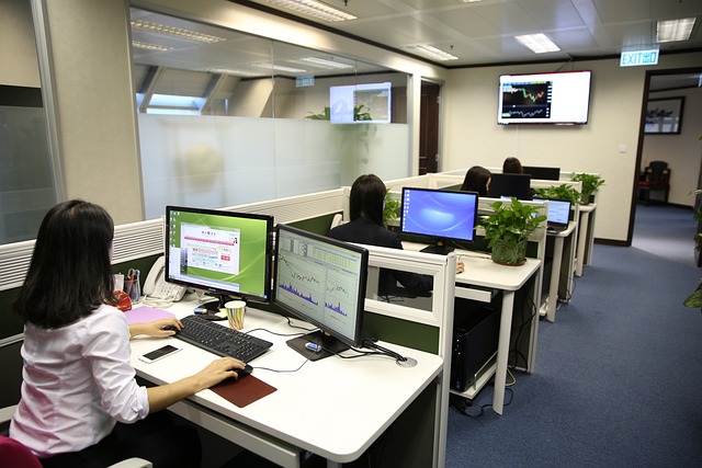 lawyer-business-businessman-company-640x480-51842306.jpeg