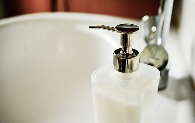 Farmhouse Bath Appeal: Neutral Tones & Earthy Palettes for Serene Design