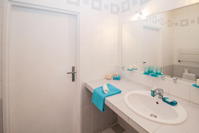 bathroom-bathroom-countertop-640x480-70474340.jpeg