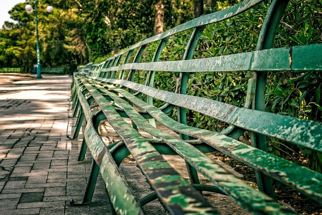 bench-640x480-59696904.jpeg