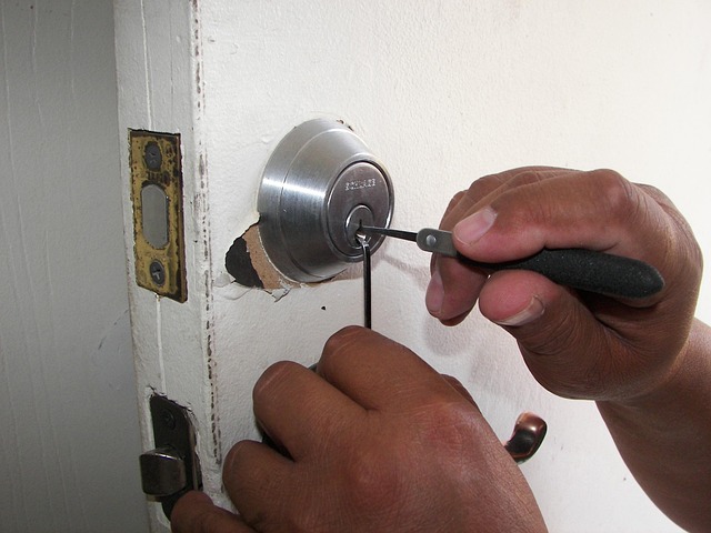 door-door-lock-door-access-640x480-7858464.jpeg