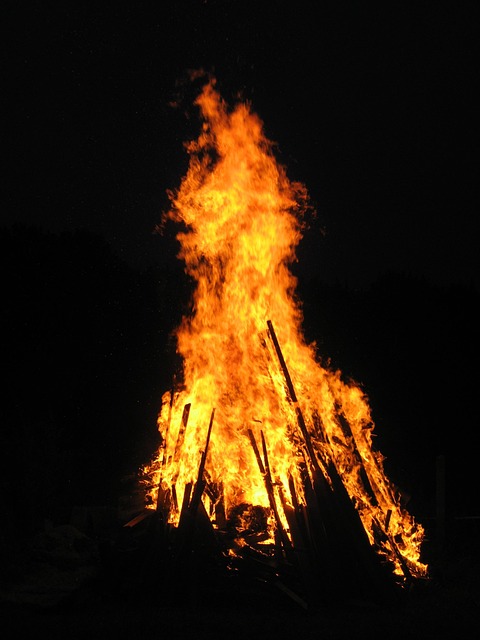 fire-pit-fire-place-640x480-96352354.jpeg