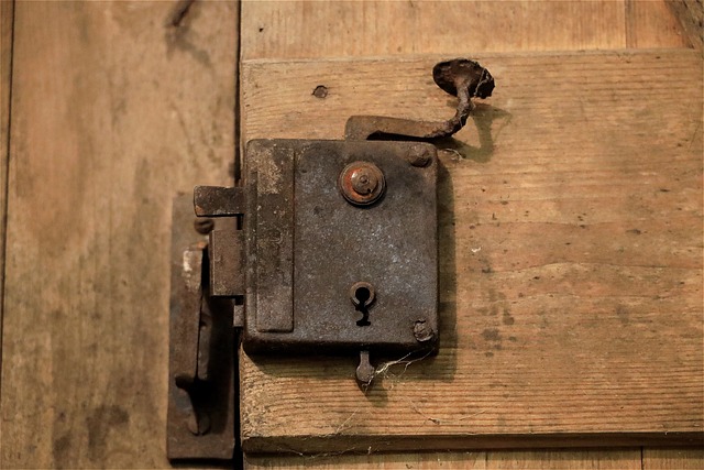 house-door-lock-home-security-home-lock-640x480-43414906.jpeg