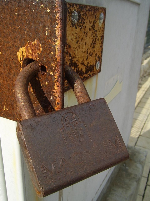 house-door-lock-home-security-home-lock-640x480-98150370.jpeg