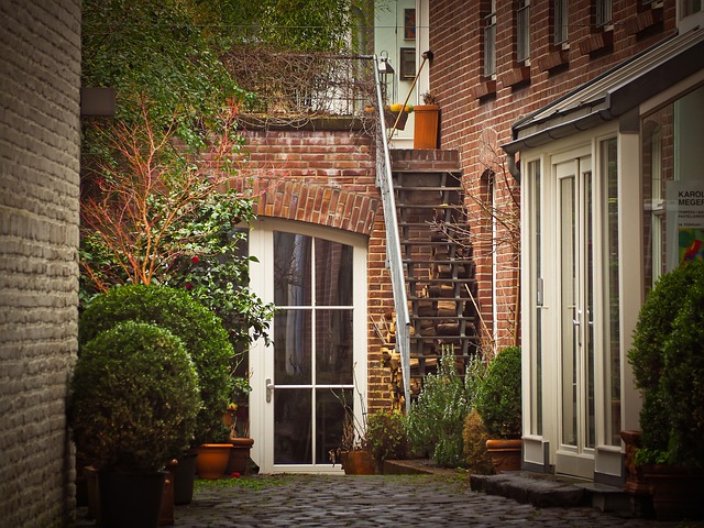 landscaping-backyard-garden-640x480-68322379.jpeg