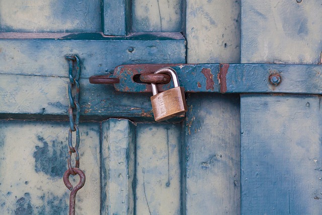 metal-door-metal-gate-640x480-19970635.jpeg