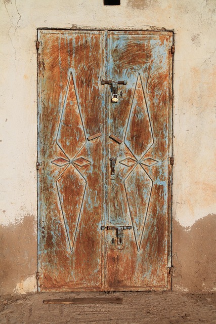 metal-door-metal-gate-640x480-28880266.jpeg
