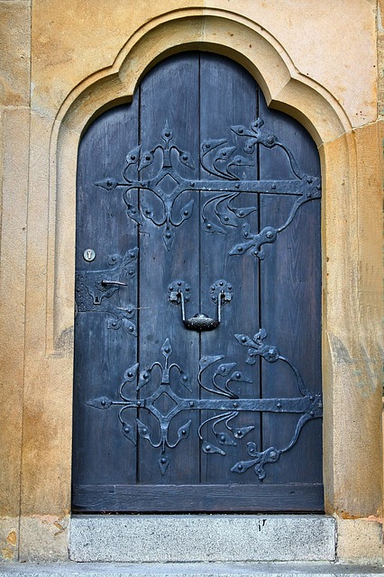 metal-door-metal-gate-640x480-49890429.jpeg