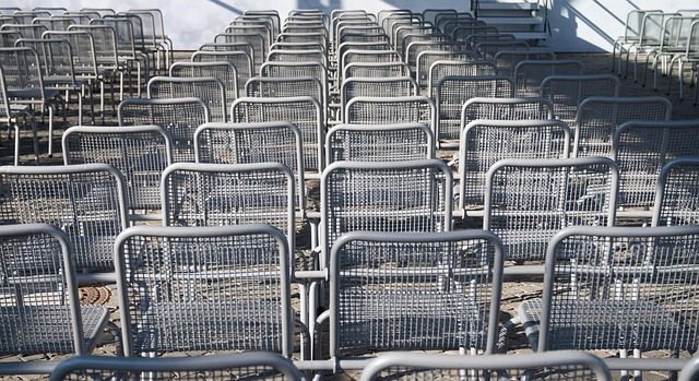 Mastering Metal: Custom Outdoor Furniture Design & Craftsmanship