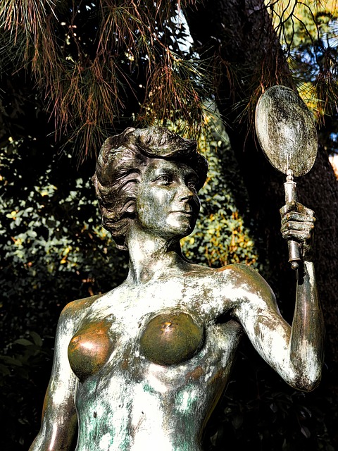 metal-sculpture-640x480-32659583.jpeg