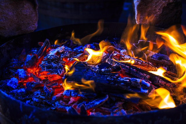 Create Cozy Outdoor Spaces with Creative Candlelight Arrangements