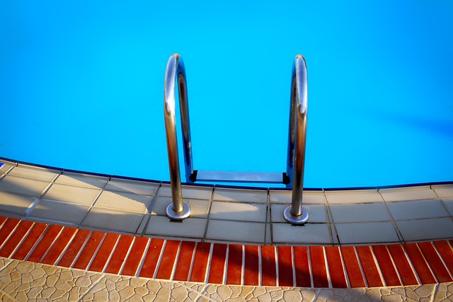 Designing Safe & Beautiful Pool Surrounds: Slip-Resistant Decks & Modern Trends