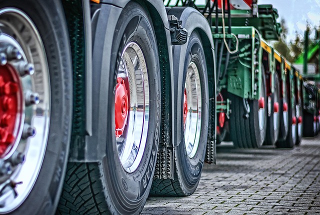 Securing Heavy-Duty Truck Insurance: Navigating Standards & Specialized Coverage