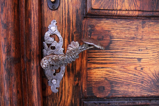house-door-lock-home-security-home-lock-640x480-52278129.jpeg