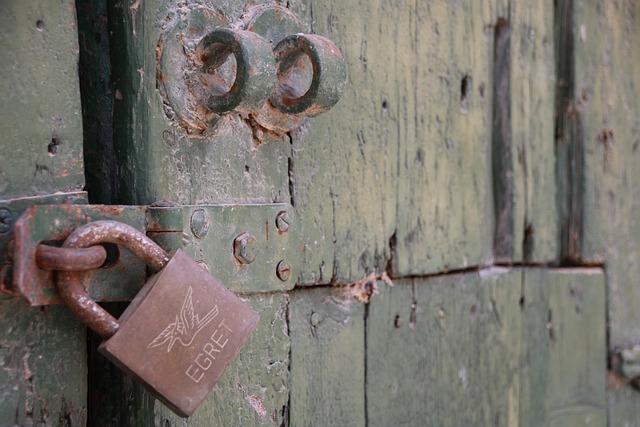 house-door-lock-home-security-home-lock-640x480-60685219.jpeg