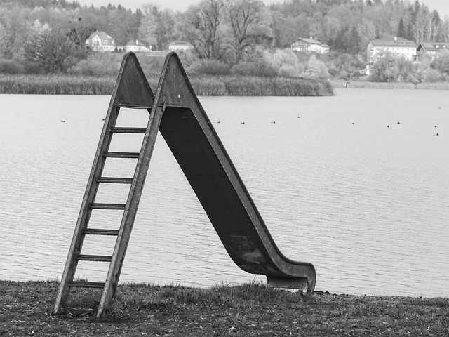 Curved Lanes: Inflatable Zig-Zag Slides for Thrilling Adventures