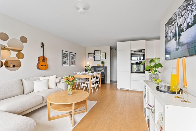 Expert Guide: Tile Flooring for Kitchens – Styles, Installation & Trends