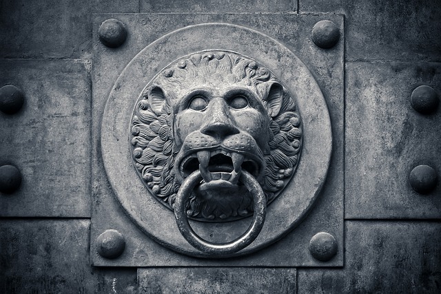 metal-door-metal-gate-640x480-49252198.jpeg