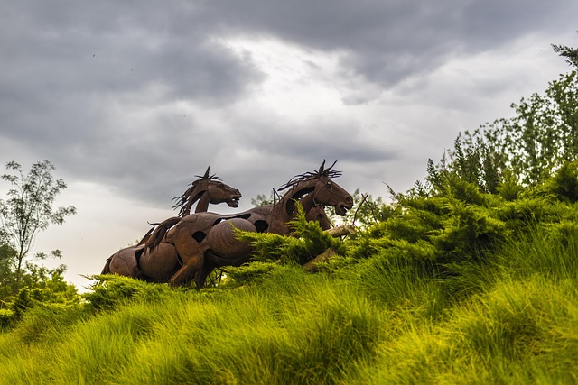 metal-sculpture-640x480-62239542.jpeg