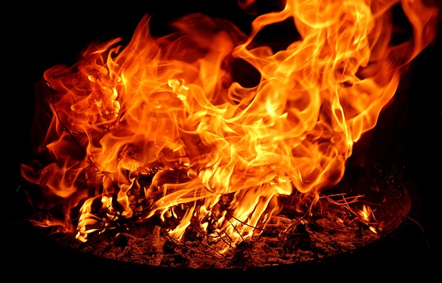 outdoor-fireplace-640x480-93405217.jpeg