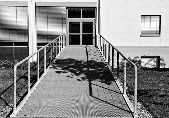 Ergonomic Outdoor Metal Railings: Comfort & Functionality Combined