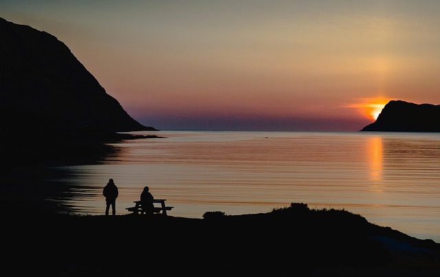bench-640x480-42613413.jpeg