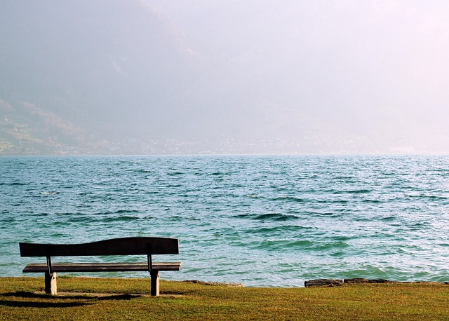 bench-640x480-91743692.jpeg