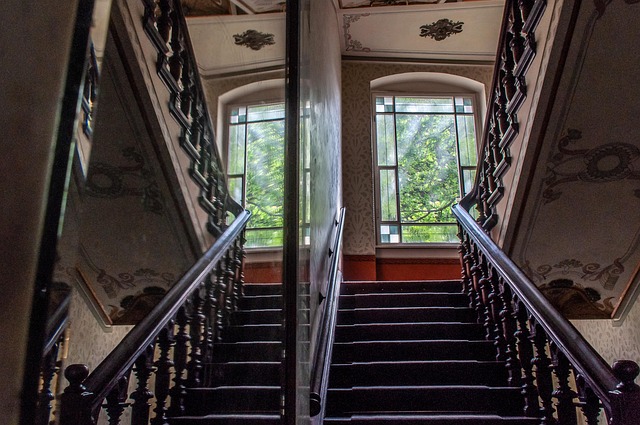 Modern Metal Stair Railings: Crafting Intricate Geometric Designs & Custom Detailing